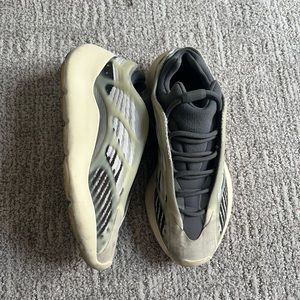 Authentic Yeezy 700 V3 'Fade Salt'